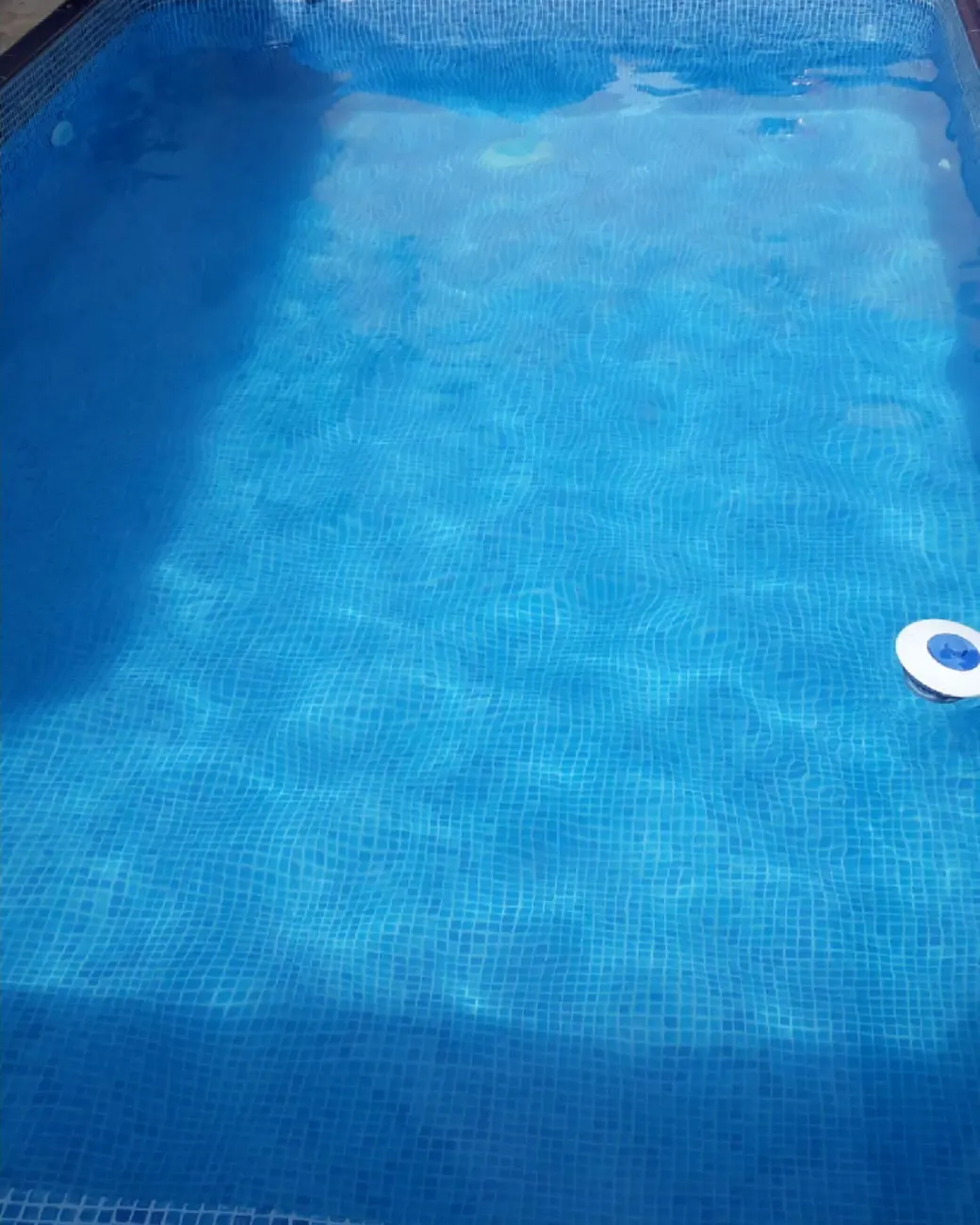 Depois: a mesma piscina com água azul e limpa